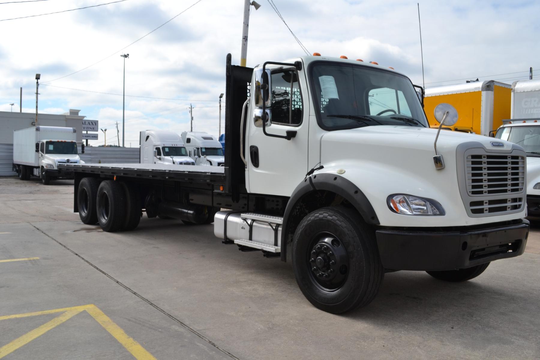 2018 WHITE /BLACK FREIGHTLINER M2-112 with an CUMMINS L9 8.9L 370HP engine, EATON FULLER 10SPD MANUAL transmission, located at 9172 North Fwy, Houston, TX, 77037, (713) 910-6868, 29.887470, -95.411903 - TANDEM AXLE, 56,000LB GVWR , 26FT FLATBED , 96" WIDE, AIR RIDE, RATIO: 3.55 , WB: 270" , DUAL 60 GALLON FUEL TANKS, POWER WINDOWS, LOCKS, & MIRRORS, DIFFERENTIAL LOCK - Photo #2